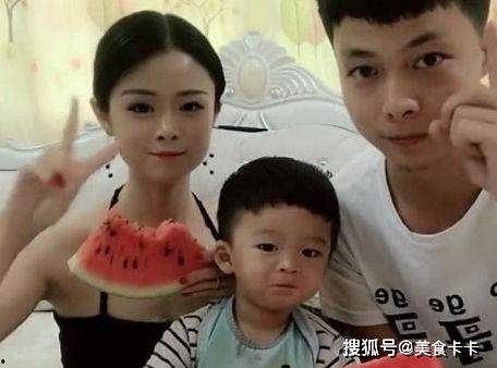 夫妻带孩子吃瓜,夫妻携手带娃共享夏日清凉瓜果盛宴