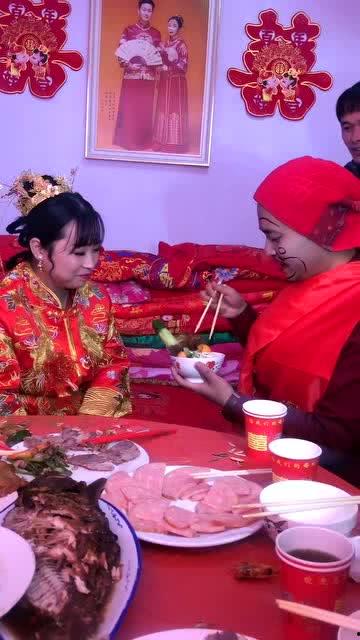 新婚新娘吃瓜,甜蜜瞬间定格幸福时光