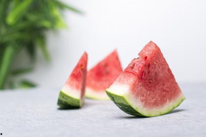 梦到捧着西瓜吃瓜,捧瓜畅享夏日清凉