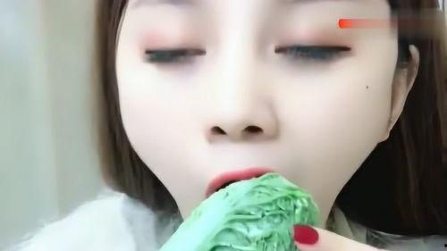 冰美人吃瓜,揭秘娱乐圈的甜蜜瓜田  第1张