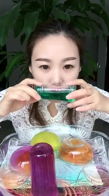 冰美人吃瓜,揭秘娱乐圈的甜蜜瓜田  第3张