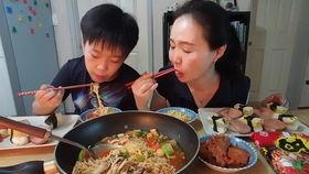 阜阳母子吃瓜,甜蜜吃瓜时光  第3张