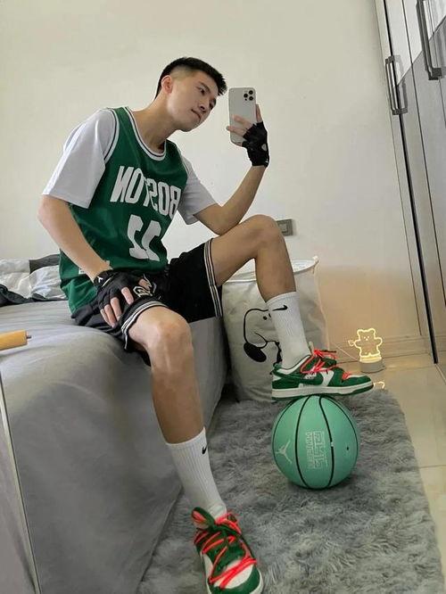 体育生球服吃瓜,一场关于青春与激情的吃瓜盛宴  第2张