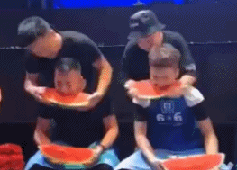 小马吃瓜表情包gif,萌态可掬，笑料横生  第3张