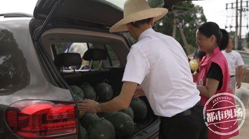 特警出动吃瓜群众事迹,吃瓜群众见证正义瞬间  第1张
