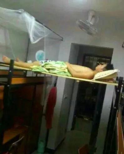 沙雕寝室吃瓜  第2张