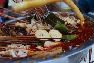 钵钵鸡吃瓜,夏日消暑美食新风尚  第1张