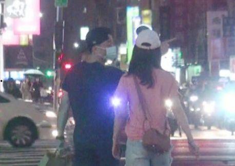 夫妻吵架路人吃瓜,吃瓜群众现场热议  第2张
