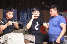90后夫妻吃瓜比赛,趣味横生上演“瓜王争霸”  第2张